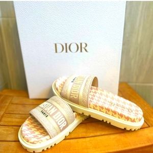 NWT Brand new Christian Dior DWAY mauve logo slides